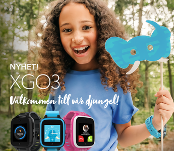 Nyhet! XGO3 – Välkommen till vår djungel! Leende barn i blå tröja håller en blå elefantmask och bär en Xplora smartklocka. Tre färgglada XGO3-modeller visas längst ner.