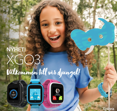 Nyhet! XGO3 – Välkommen till vår djungel! Leende barn i blå tröja håller en blå elefantmask och bär en Xplora smartklocka. Tre färgglada XGO3-modeller visas längst ner.
