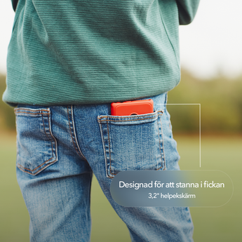 Närbild av jeans med en röd Xplora One-telefon i bakfickan.