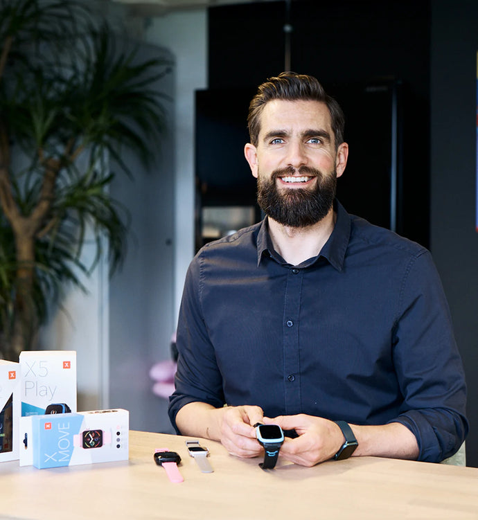 Xploras CEO Sten ser in i kameran – ledarskap med fokus på barns trygghet.