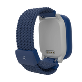Xplora X6Play i blått, sedd bakifrån. Fokuserar på den magnetiska laddningsporten och det elastiska flätade armbandet med blått X-spänne. Visar smart och bekväm design för barn.