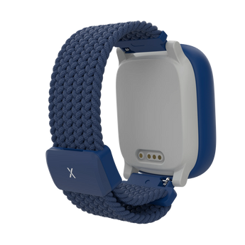 Xplora X6Play i blått, sedd bakifrån. Fokuserar på den magnetiska laddningsporten och det elastiska flätade armbandet med blått X-spänne. Visar smart och bekväm design för barn.
