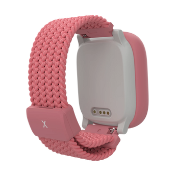 Baksida av rosa Xplora X6Play med synlig laddkontakt och mjukt flätat armband. Den barnvänliga designen inkluderar snabbkopplingar för enkel användning och justering.