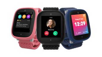Tre Xplora X6Play smartklockor för barn visas i olika färger – rosa, svart och blå. Skärmarna visar funktioner som sms från föräldrar, inkommande samtal från "mamma" och en huvudskärm med tid, datum, väder och stegräkning. Klockorna har färgglada skärmar och textilarmband, vilket ger en säker och barnvänlig kommunikationsupplevelse.