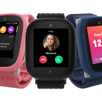 Tre Xplora X6Play smartklockor för barn visas i olika färger – rosa, svart och blå. Skärmarna visar funktioner som sms från föräldrar, inkommande samtal från "mamma" och en huvudskärm med tid, datum, väder och stegräkning. Klockorna har färgglada skärmar och textilarmband, vilket ger en säker och barnvänlig kommunikationsupplevelse.