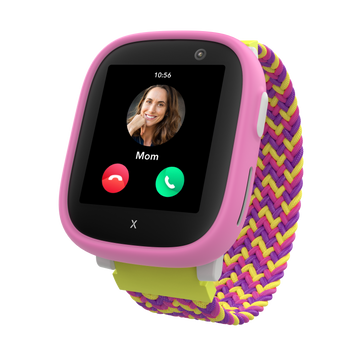 Xplora X6Play smartklocka med rosa, lila och gul elastisk rem – visar ett samtal från en förälder