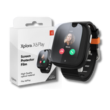 Xplora X6 Play smartwatch med en skärmskyddsfilm applicerad. Bredvid klockan står produktförpackningen för Xplora X6 Play Screen Protector Film, som är tillverkad av högkvalitativt optiskt material och skyddar skärmen från repor och smuts. Förpackningen visar en bild av smartklockan och texten 'Protected by Copter'.