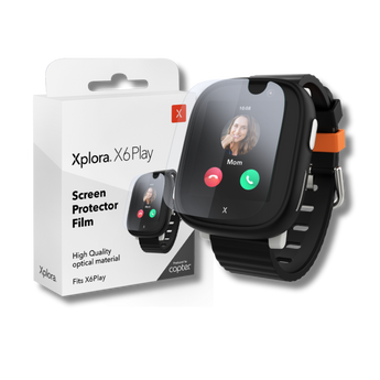 Xplora X6 Play smartwatch med en skärmskyddsfilm applicerad. Bredvid klockan står produktförpackningen för Xplora X6 Play Screen Protector Film, som är tillverkad av högkvalitativt optiskt material och skyddar skärmen från repor och smuts. Förpackningen visar en bild av smartklockan och texten 'Protected by Copter'.