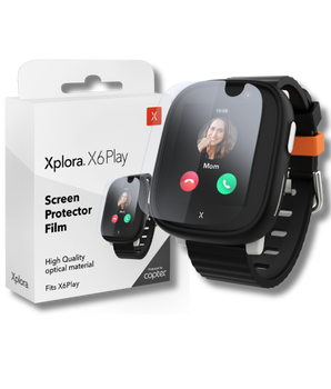 Xplora X6 Play smartwatch med en skärmskyddsfilm applicerad. Bredvid klockan står produktförpackningen för Xplora X6 Play Screen Protector Film, som är tillverkad av högkvalitativt optiskt material och skyddar skärmen från repor och smuts. Förpackningen visar en bild av smartklockan och texten 'Protected by Copter'.