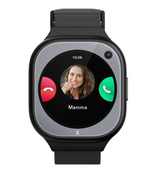 Närbild på Xplora X6Pro smartwatch i svart, visar samtalsvyn med en bild på en kvinna och knappar för att acceptera eller avvisa samtal.