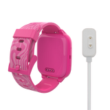 Baksida av rosa Xplora barnklocka med mönstrat armband och vit magnetisk laddkabel. Visar laddporten med tre kontaktpunkter för säker laddning.