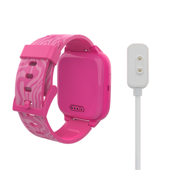 Baksida av rosa Xplora barnklocka med mönstrat armband och vit magnetisk laddkabel. Visar laddporten med tre kontaktpunkter för säker laddning.