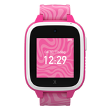 Xplora XGO3 smart klocka i rosa – framifrån. Klockan har en kamera högst upp och en rosa silikonrem.