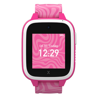 Xplora XGO3 smart klocka i rosa – framifrån. Klockan har en kamera högst upp och en rosa silikonrem.