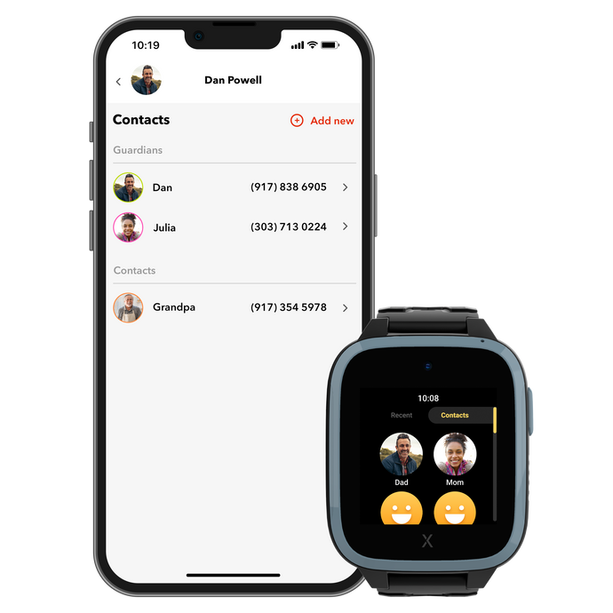 En smartphone och en Xplora smartklocka som visar kontaktlistan i Xplora-appen. Telefonen visar en lista över vårdnadshavare och kontakter, inklusive namn, profilbilder och telefonnummer. Smartklockan visar ett liknande gränssnitt med bilder av senaste kontakter, inklusive "pappa" och "mamma". Båda enheterna har en användarvänlig design för enkel kommunikation mellan barn och vårdnadshavare.