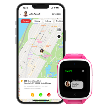 En rosa Xplora smartklocka bredvid en smartphone som visar en karta med platsdelning och ett meddelande från en förälder till barnet.