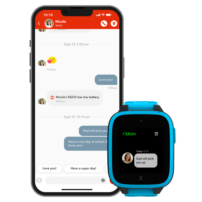En smartphone och en Xplora smartklocka som visar en konversation i Xplora-appen. Telefonen visar ett meddelandeutbyte mellan en vårdnadshavare och barnet Nicole, inklusive emojis och en batterivarning för klockan. Smartklockan, med en blå ram, visar ett meddelande från "mamma" som säger "pappa hämtar dig". Användarvänligt gränssnitt gör det enkelt för barn och vårdnadshavare att hålla kontakten.