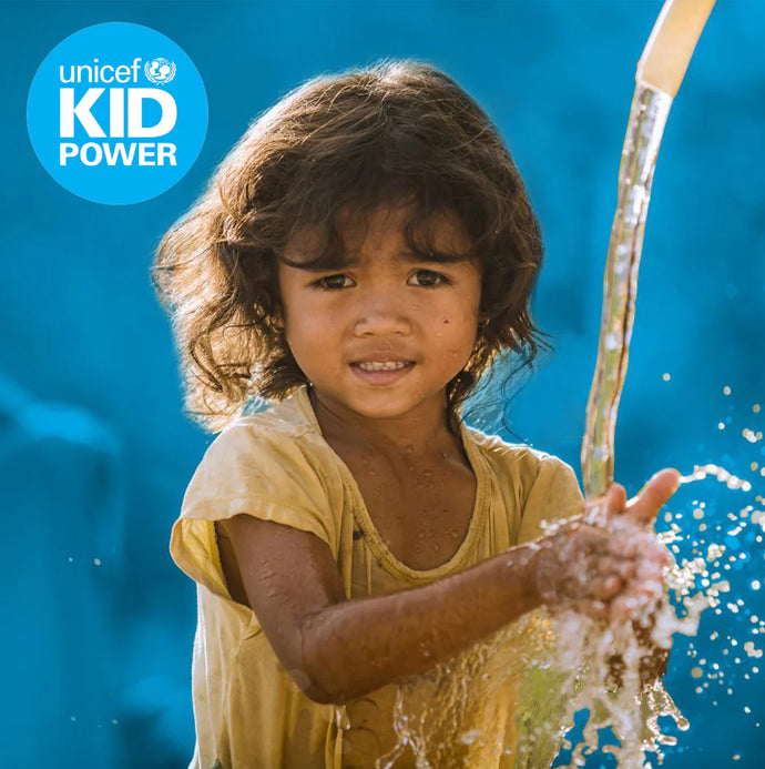 Barn med UNICEF och Xplora Kid Power-armband – stödjer barns hälsa globalt.