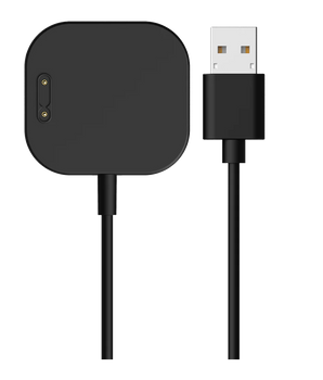 Svart magnetisk laddare med USB-kontakt för Xplora X6 Play. Visar laddplattan med två guldkontakter och en USB-A-kontakt för enkel anslutning.