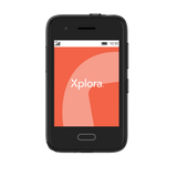 XploraOne barntelefon med stilren startskärm i rött och tydlig Xplora-logotyp. En enkel, trygg mobil byggd för barns säkerhet – utan appar eller internet.