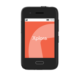 XploraOne barntelefon med stilren startskärm i rött och tydlig Xplora-logotyp. En enkel, trygg mobil byggd för barns säkerhet – utan appar eller internet.