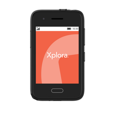 XploraOne barntelefon med stilren startskärm i rött och tydlig Xplora-logotyp. En enkel, trygg mobil byggd för barns säkerhet – utan appar eller internet.
