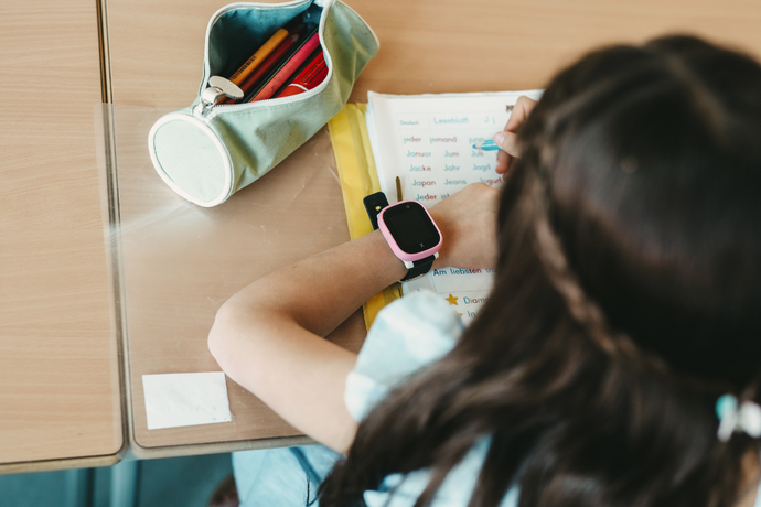 Barn i skolan uten mobil men med ett X6play smartklocka med skolemodus