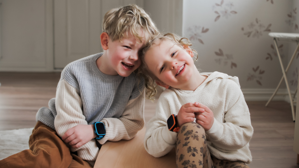 En pojke och en flicka med Xplora XGO3 smartklocka på armen